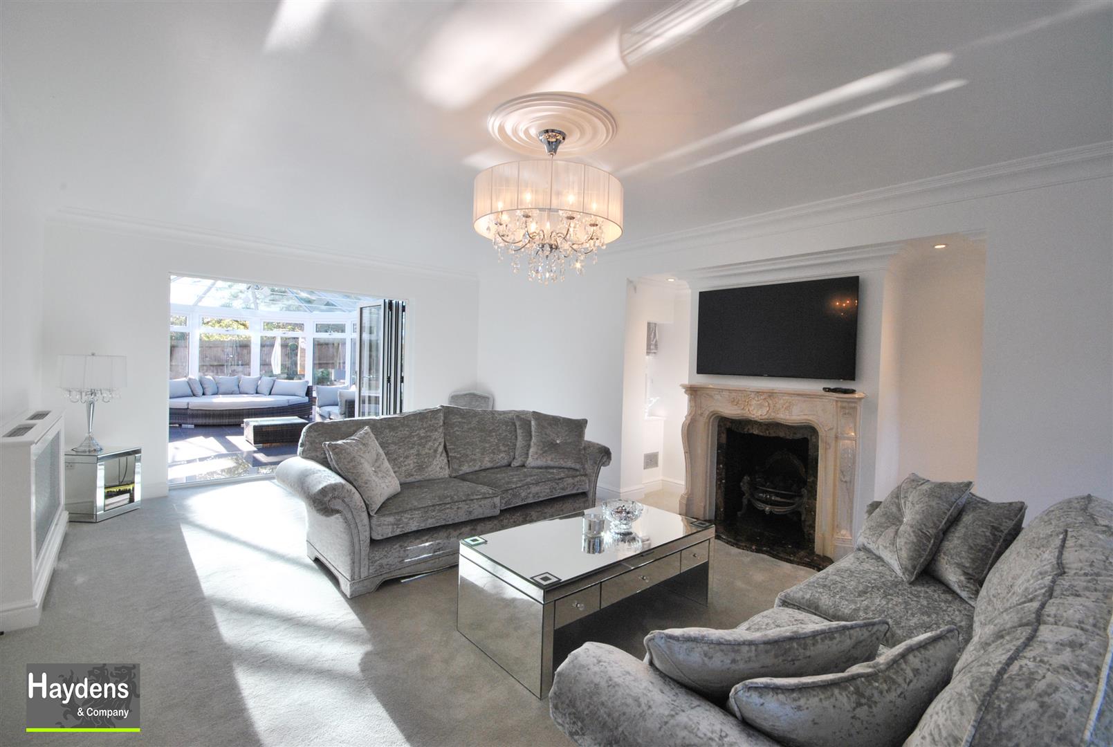 6 Bedrooms, House - Detached